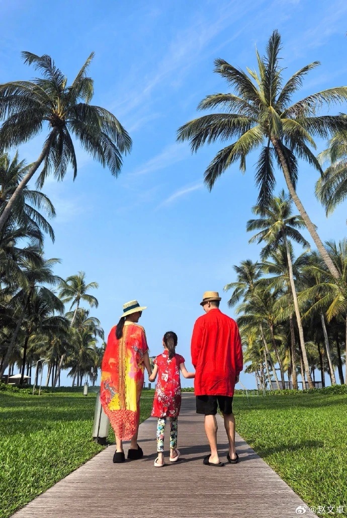 Gia đình Triệu Văn Trác tới Việt Nam du lịch. Ảnh: Weibo.